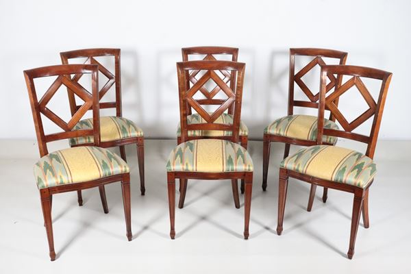 Lotto di sei sedie in mogano chiaro di linea Carlo X, con schienali a rombi centrali e gambe a piramide rovesciata