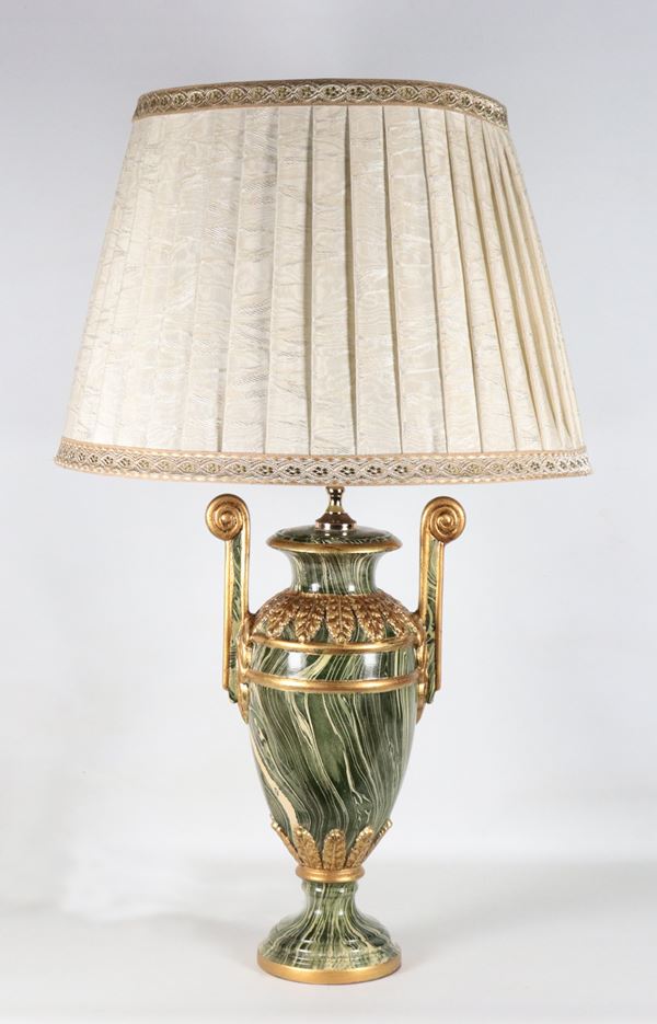 Lampada da tavolo a forma di anfora in ceramica porcellanata e smaltata, decorata a finto marmo verde con profili dorati