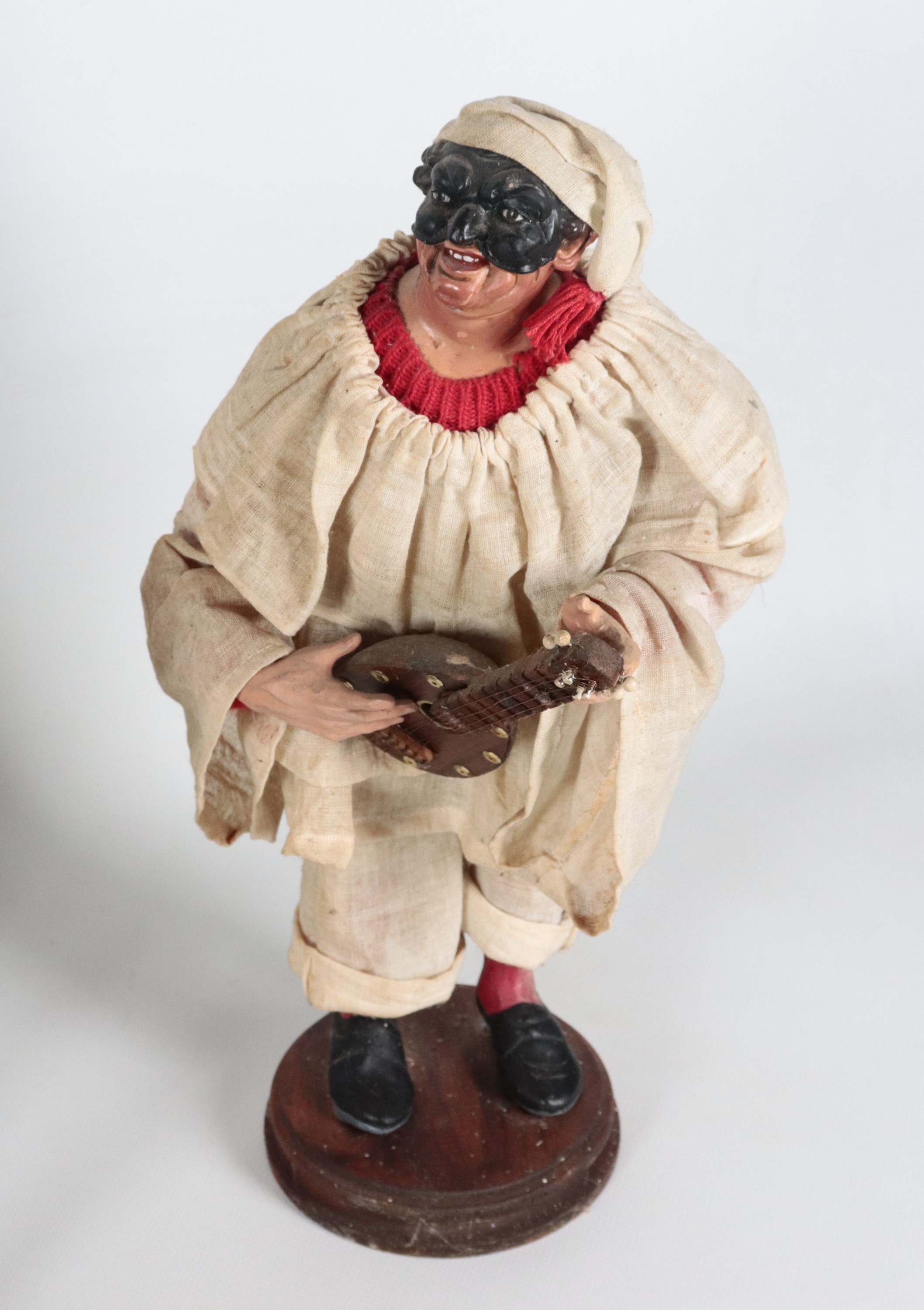 "Due pulcinella suonatori e venditore di pesce con carretto", lotto di tre pupazzi del presepe na...