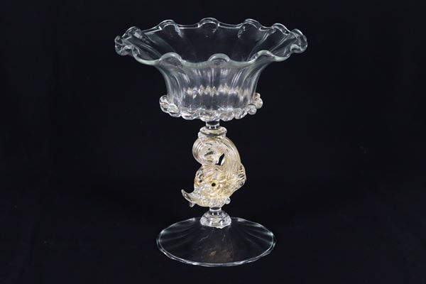 Piccolo vaso a calice in vetro soffiato di Murano, sorretto da piccola scultura di delfino