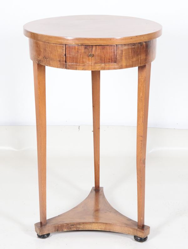 Antico tavolinetto da centro di linea Direttorio in noce