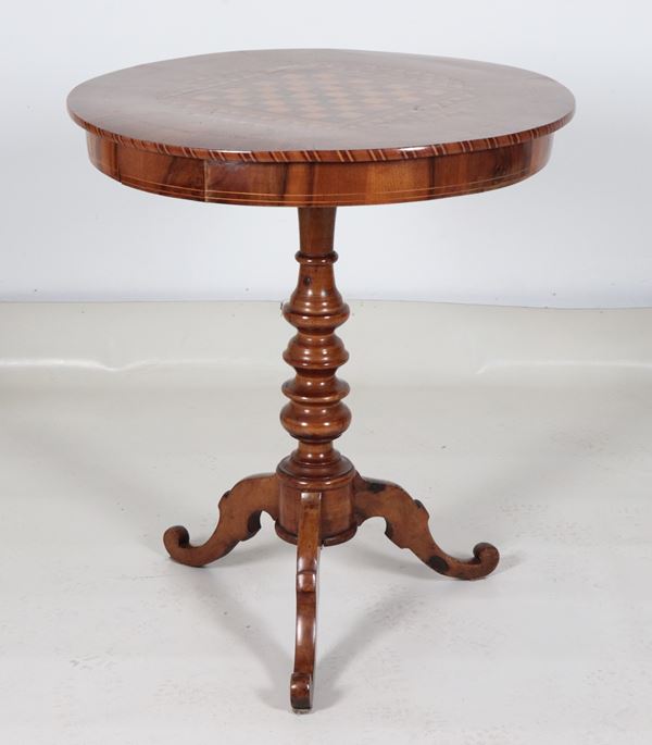 Antico tavolinetto Rolo da centro in noce, con piano intarsiato a motivi geometrici e scacchiera al centro