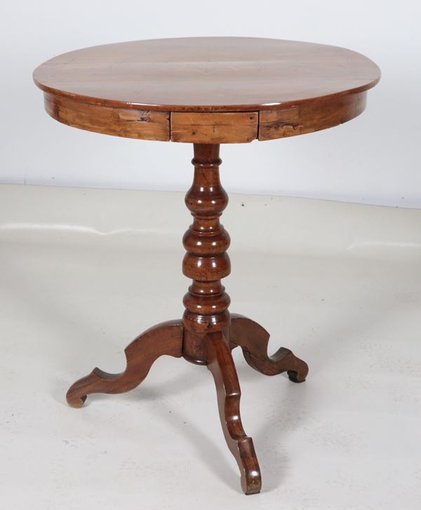 Antico tavolinetto tondo da centro in noce, con piano intarsiato a filettature e stella centrale