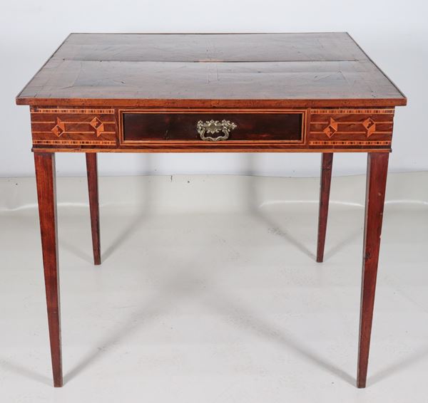 Antico tavolo lombardo da centro in noce, con intarsi a motivi geometrici in bois de rose e bosso