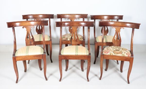 Lotto di sei antiche sedie marchigiane Direttorio in noce, con schienali intagliati a lira
