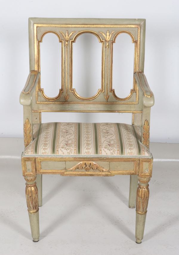 Antica poltrona marchigiana in legno dorato e laccato verde, con intagli a motivi di foglie d'acanto