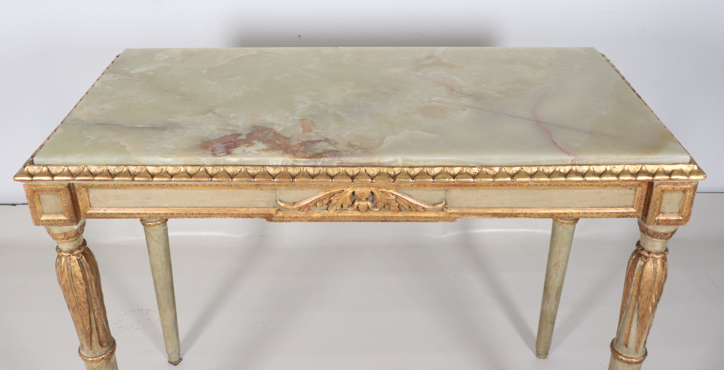 Antica consolle marchigiana Luigi XVI, in legno dorato e laccato verde a motivi di foglie d'acant...