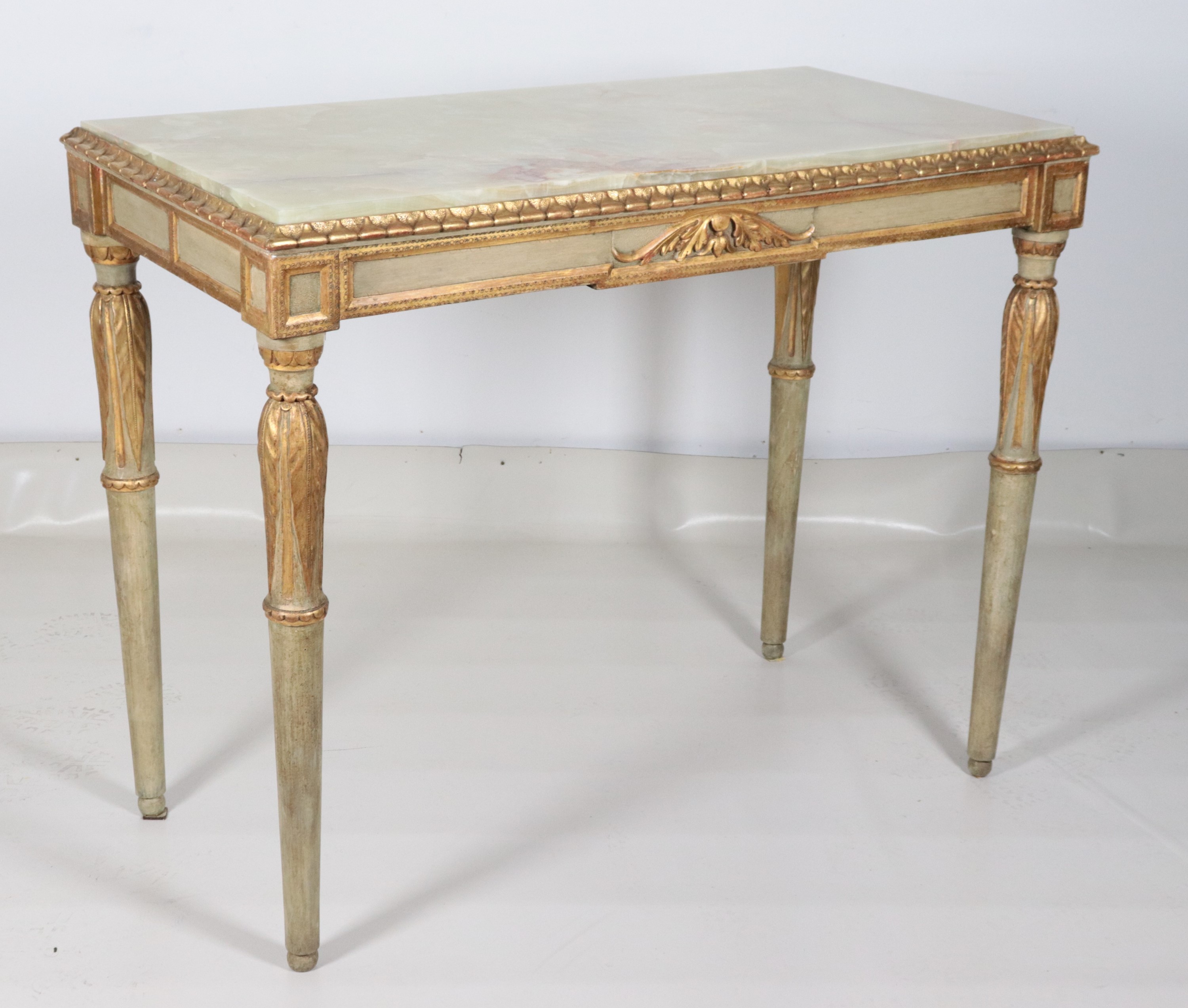 Antica consolle marchigiana Luigi XVI, in legno dorato e laccato verde a motivi di foglie d'acant...