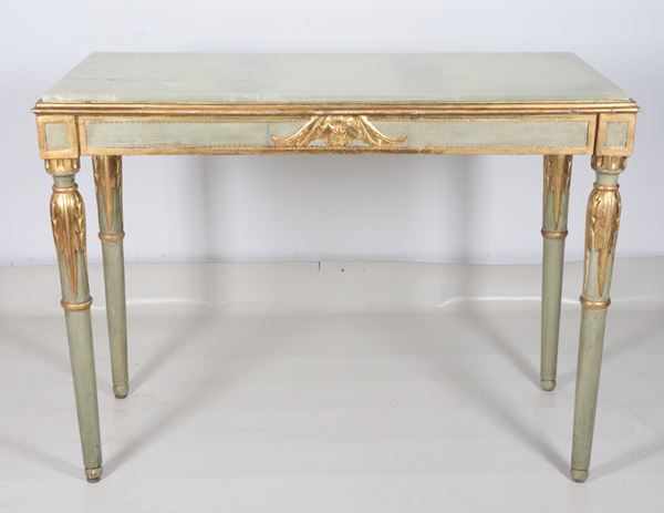 Antica consolle marchigiana Luigi XVI, in legno dorato e laccato verde a motivi di foglie d'acanto, piano in marmo di onice di epoca posteriore