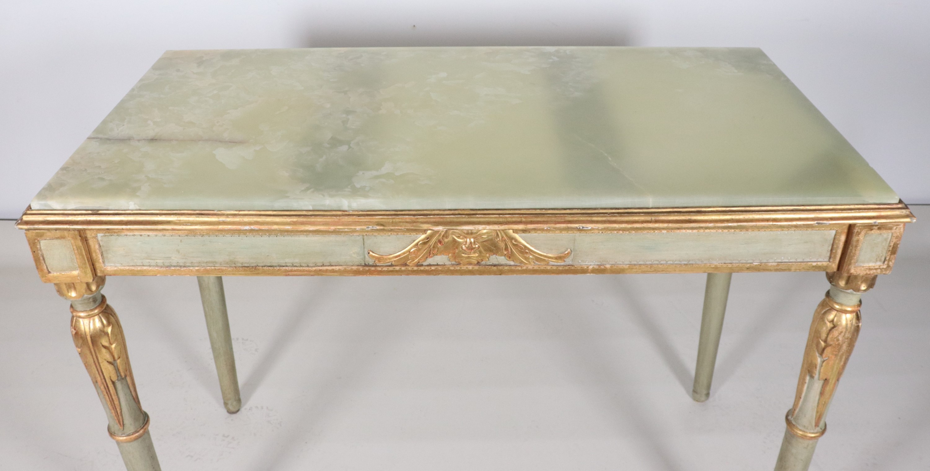 Antica consolle marchigiana Luigi XVI, in legno dorato e laccato verde a motivi di foglie d'acant...