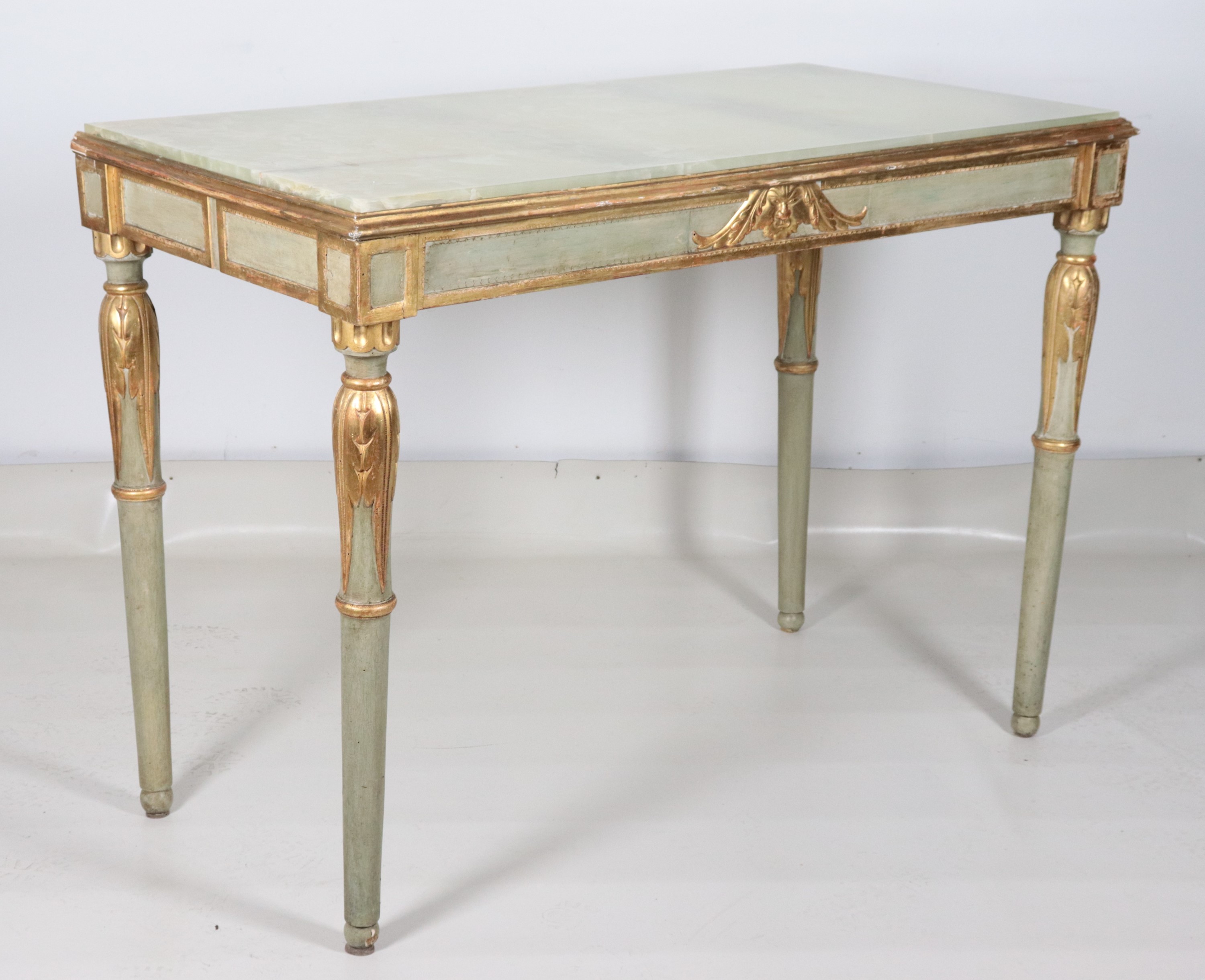 Antica consolle marchigiana Luigi XVI, in legno dorato e laccato verde a motivi di foglie d'acant...