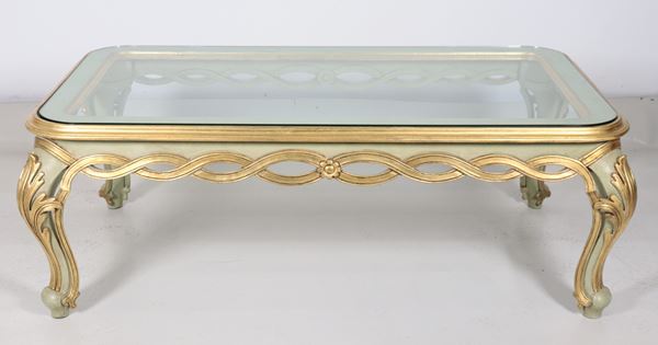 Tavolo da salotto in legno dorato e laccato verde, con intagli a cordoni intrecciati e foglie d'acanto, piano in cristallo