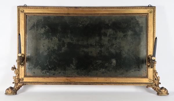 Antica caminiera toscana Epoca Primo Impero in legno dorato e intagliato, con due porta candela in bronzo e piedi a zampa leonina, specchio al mercurio