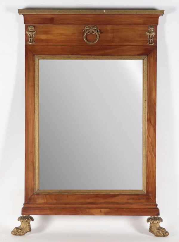 Antica specchiera toscana Impero in noce, con fregi in bronzo dorato e sorretta da due zampe leonine