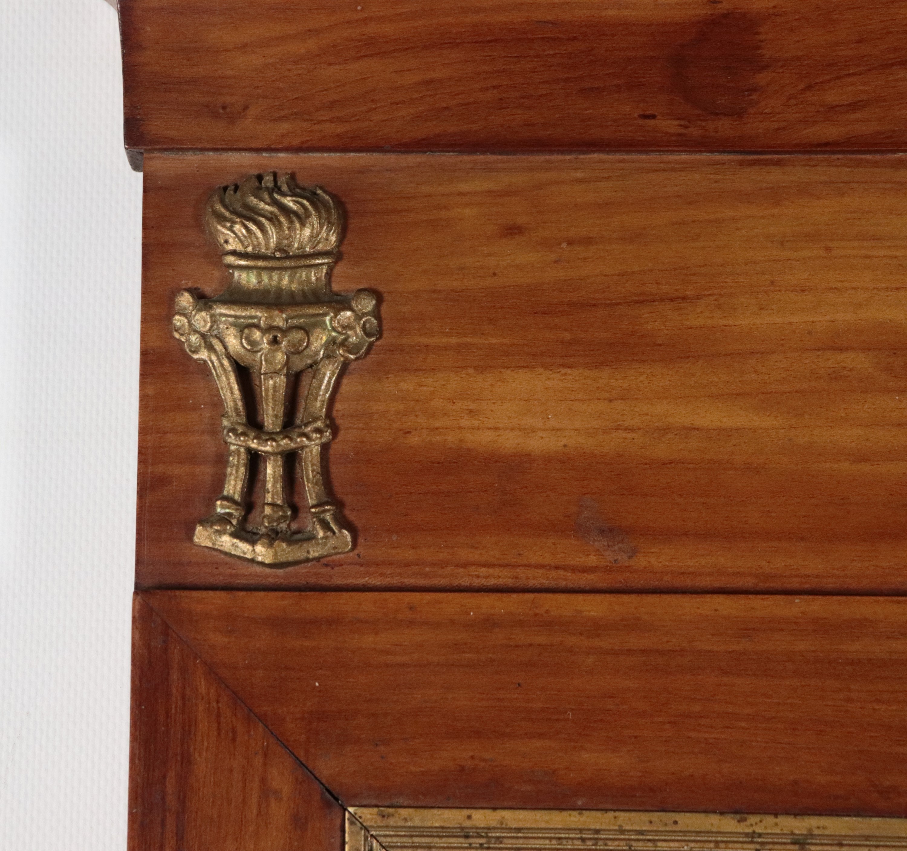 Antica specchiera toscana Impero in noce, con fregi in bronzo dorato e sorretta da due zampe leon...