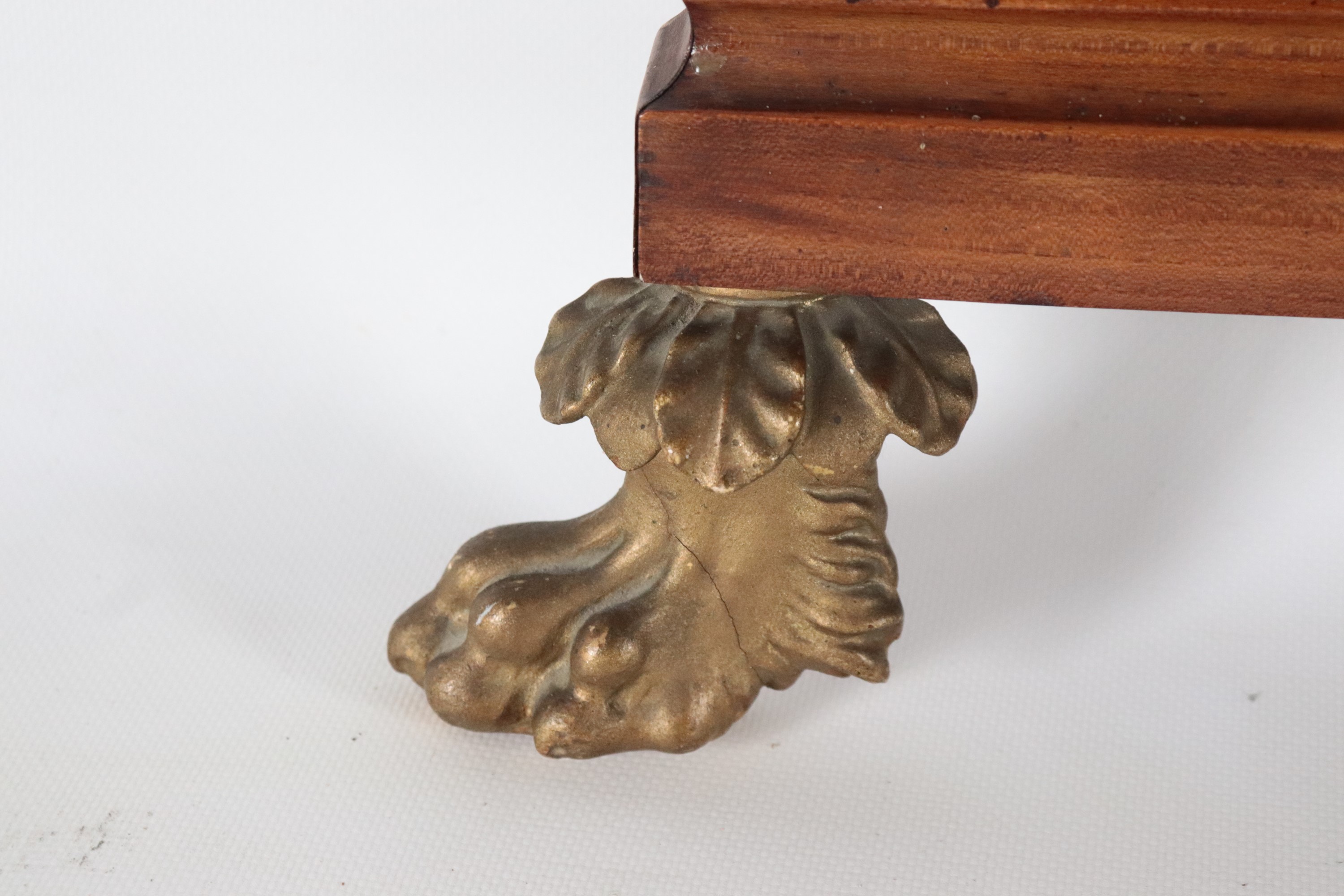 Antica specchiera toscana Impero in noce, con fregi in bronzo dorato e sorretta da due zampe leon...