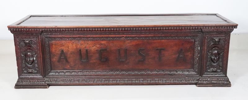 Antica cassapanca marchigiana in noce, con intagli a baccellature e mascheroni di figure muliebri...