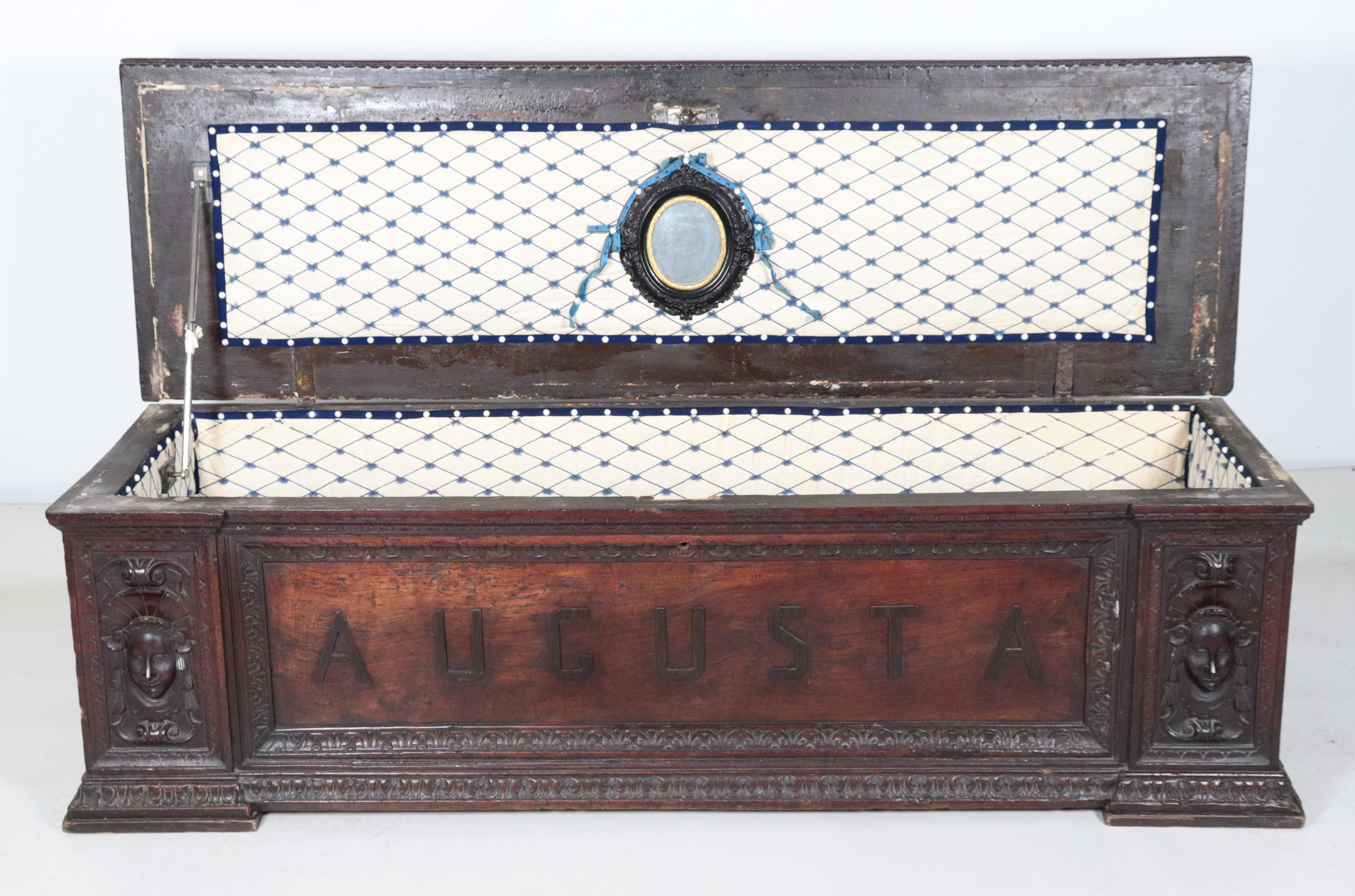 Antica cassapanca marchigiana in noce, con intagli a baccellature e mascheroni di figure muliebri...