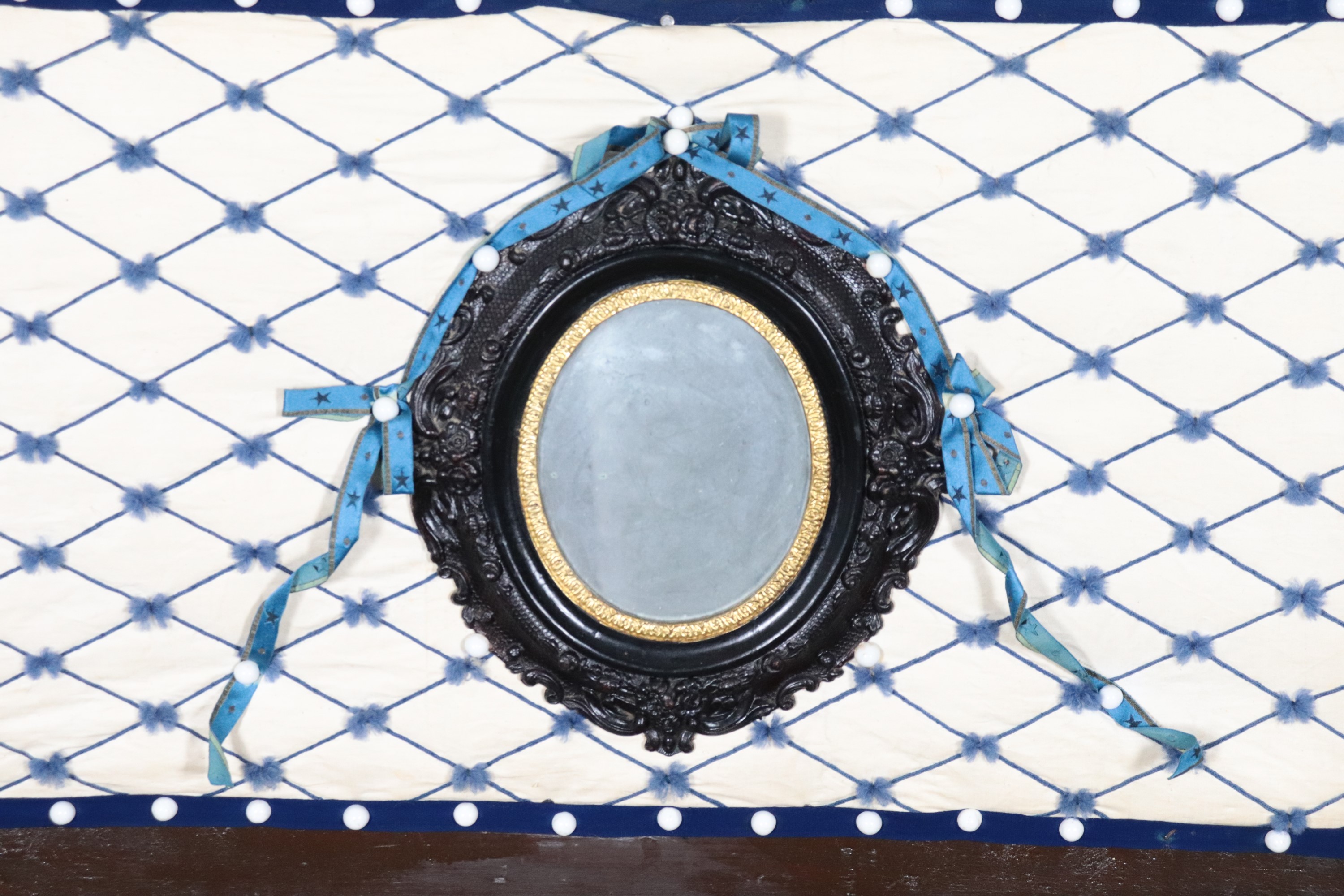 Antica cassapanca marchigiana in noce, con intagli a baccellature e mascheroni di figure muliebri...