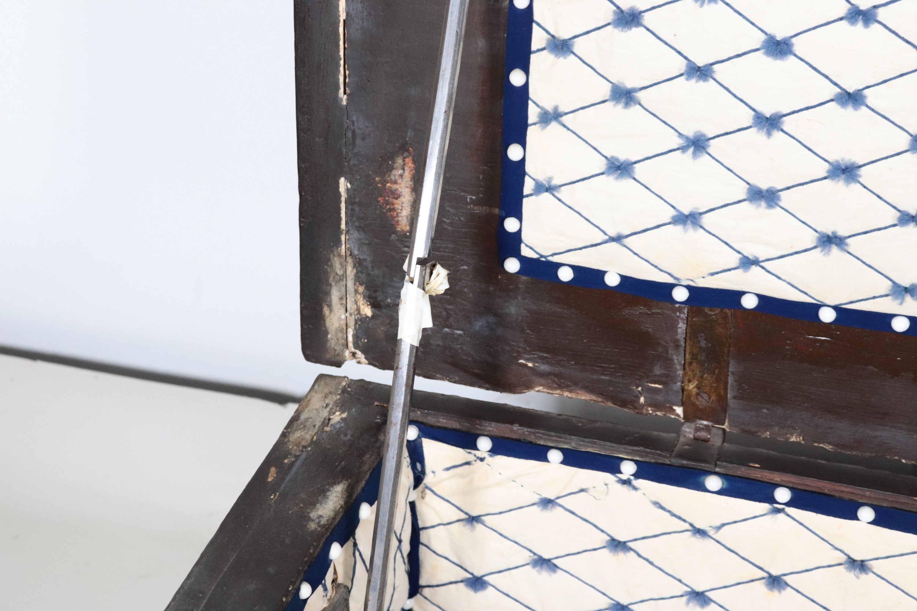 Antica cassapanca marchigiana in noce, con intagli a baccellature e mascheroni di figure muliebri...