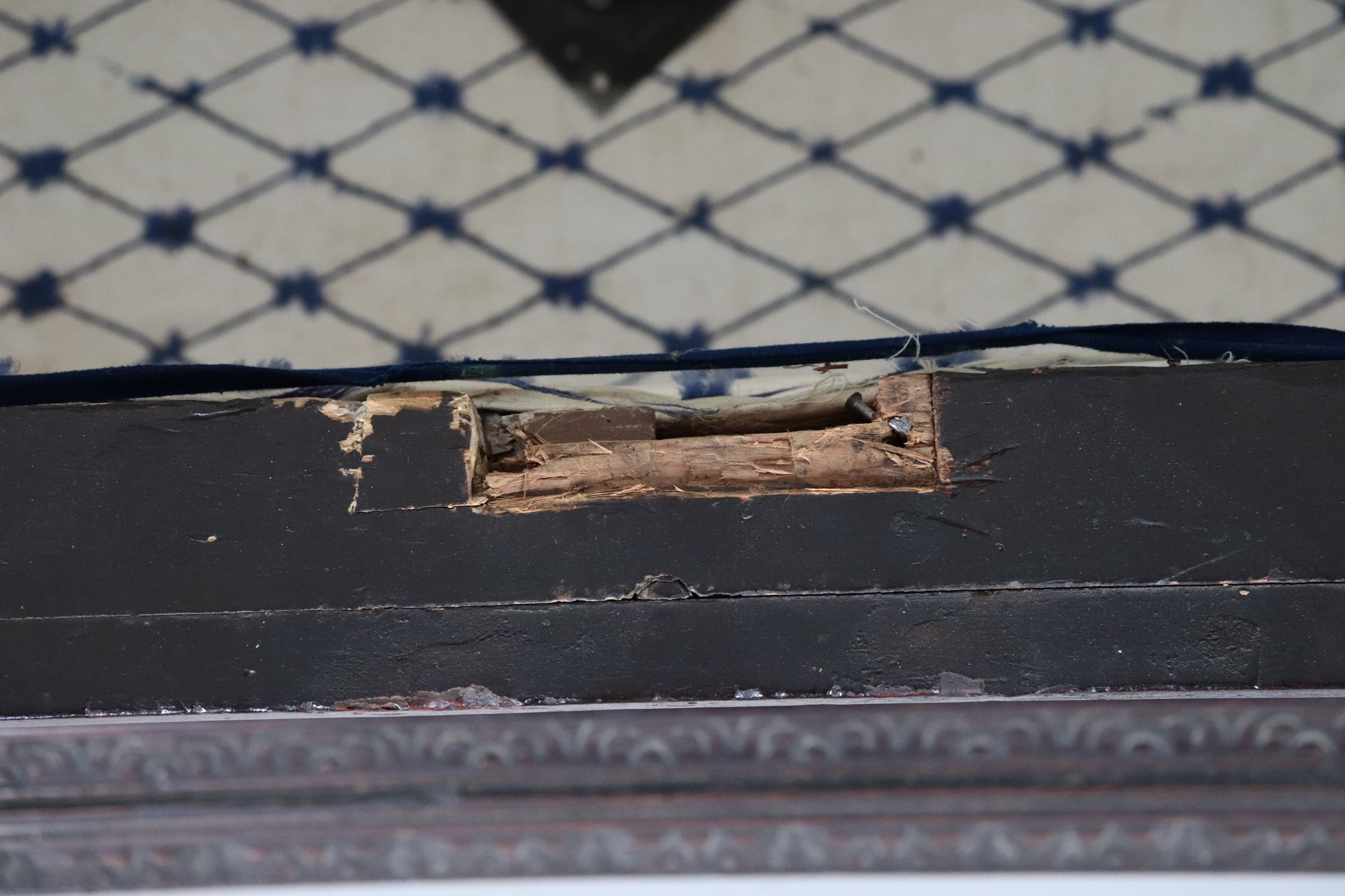 Antica cassapanca marchigiana in noce, con intagli a baccellature e mascheroni di figure muliebri...