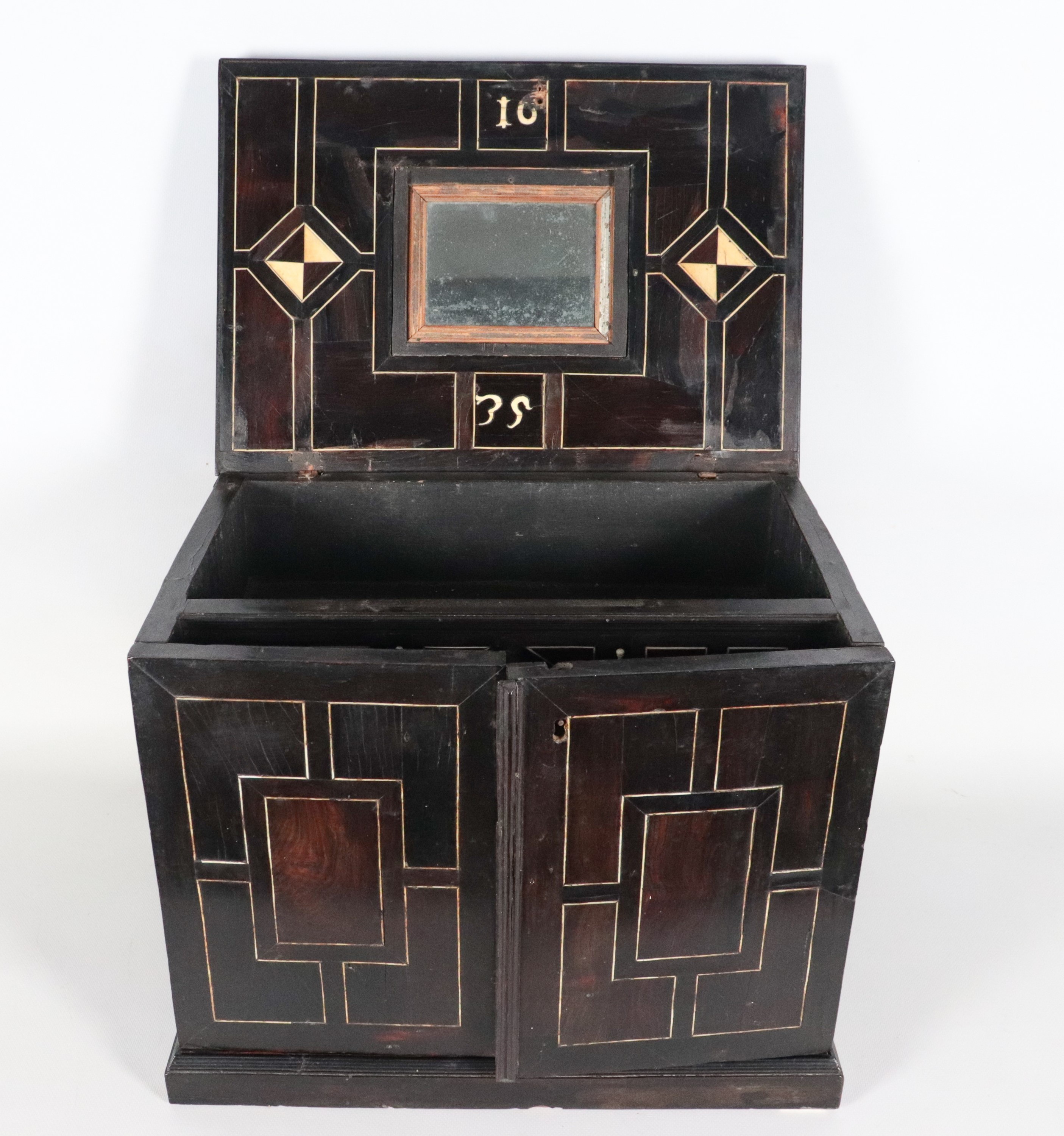 Antico monetiere da tavolo in legno ebanizzato con due piccoli sportelli, all'interno intarsi, co...