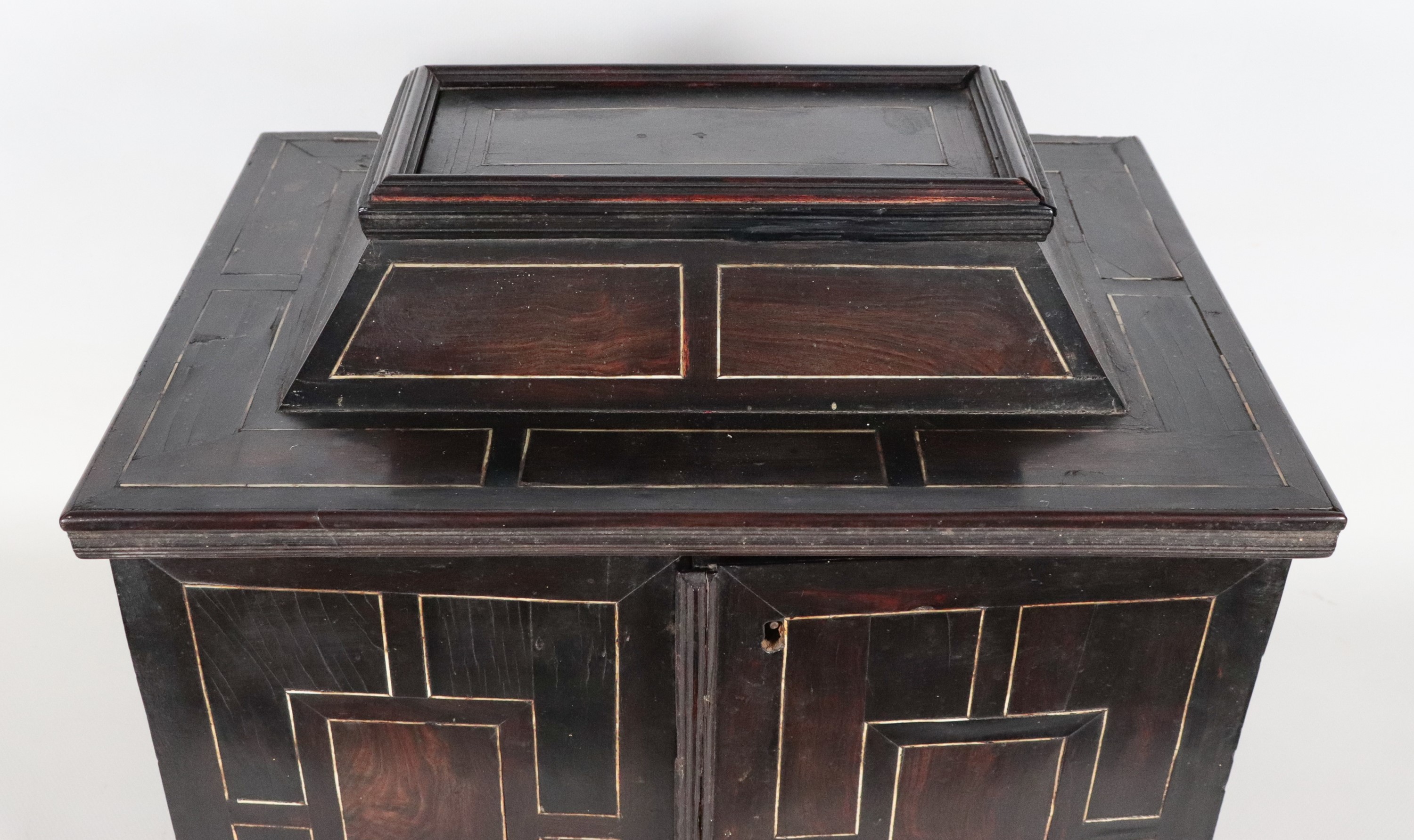 Antico monetiere da tavolo in legno ebanizzato con due piccoli sportelli, all'interno intarsi, co...