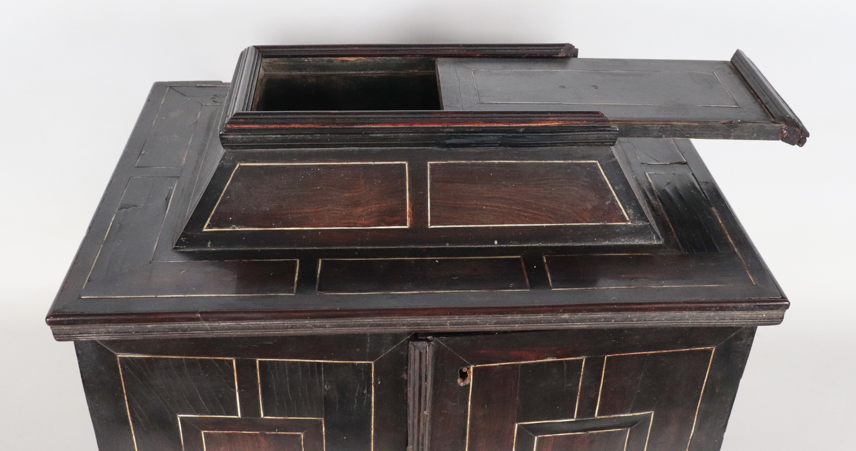 Antico monetiere da tavolo in legno ebanizzato con due piccoli sportelli, all'interno intarsi, co...