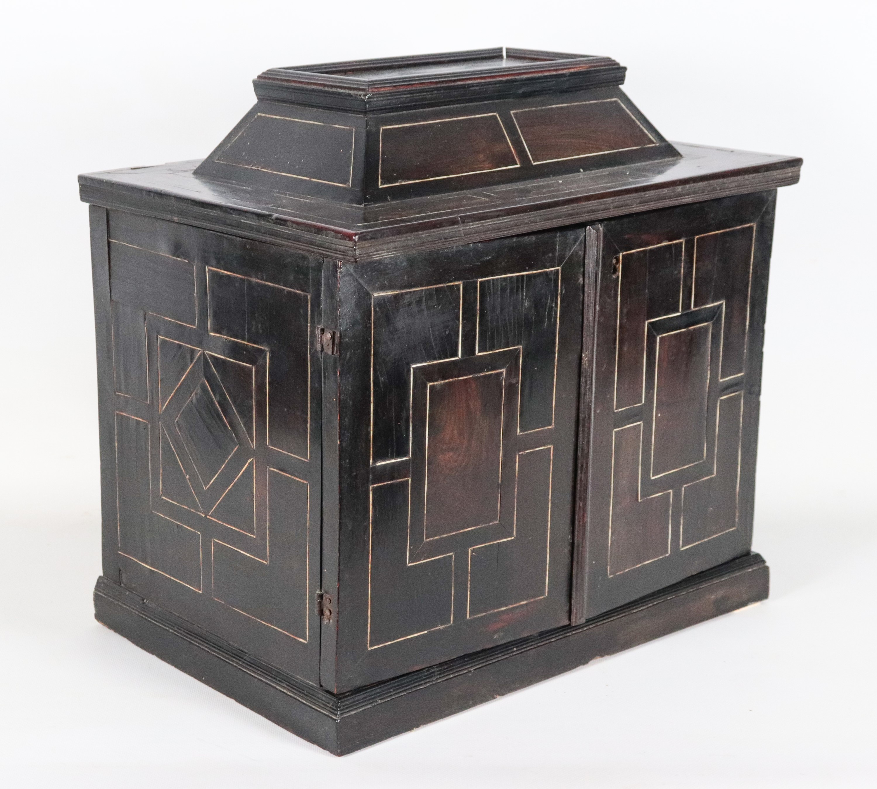 Antico monetiere da tavolo in legno ebanizzato con due piccoli sportelli, all'interno intarsi, co...