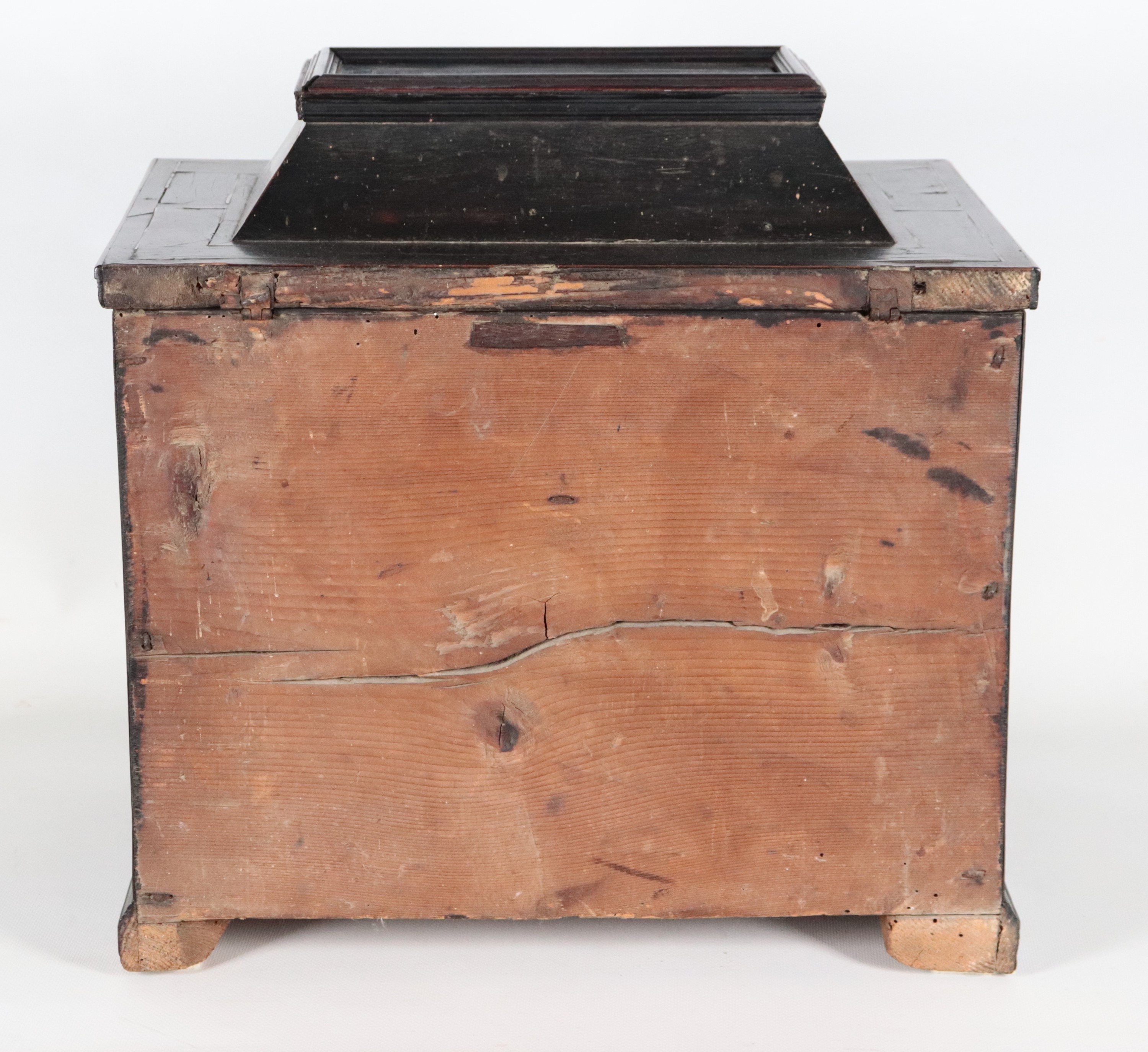 Antico monetiere da tavolo in legno ebanizzato con due piccoli sportelli, all'interno intarsi, co...