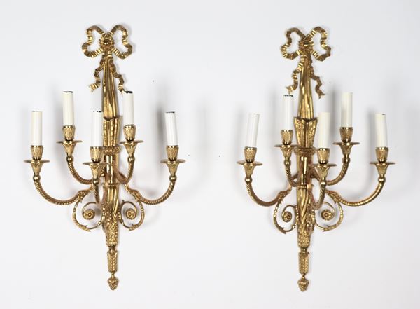 Coppia di appliques francesi in bronzo dorato, sbalzato e cesellato a motivi Luigi XVI, quattro luci ciascuna
