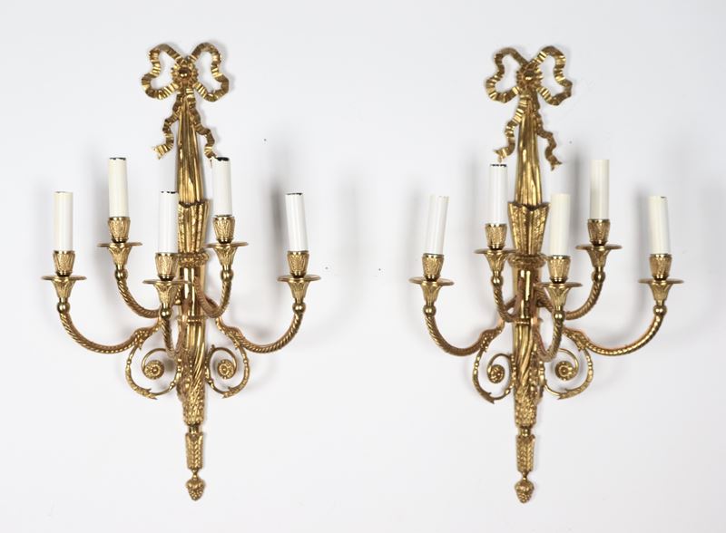 Coppia di appliques francesi in bronzo dorato, sbalzato e cesellato a motivi Luigi XVI, quattro l...