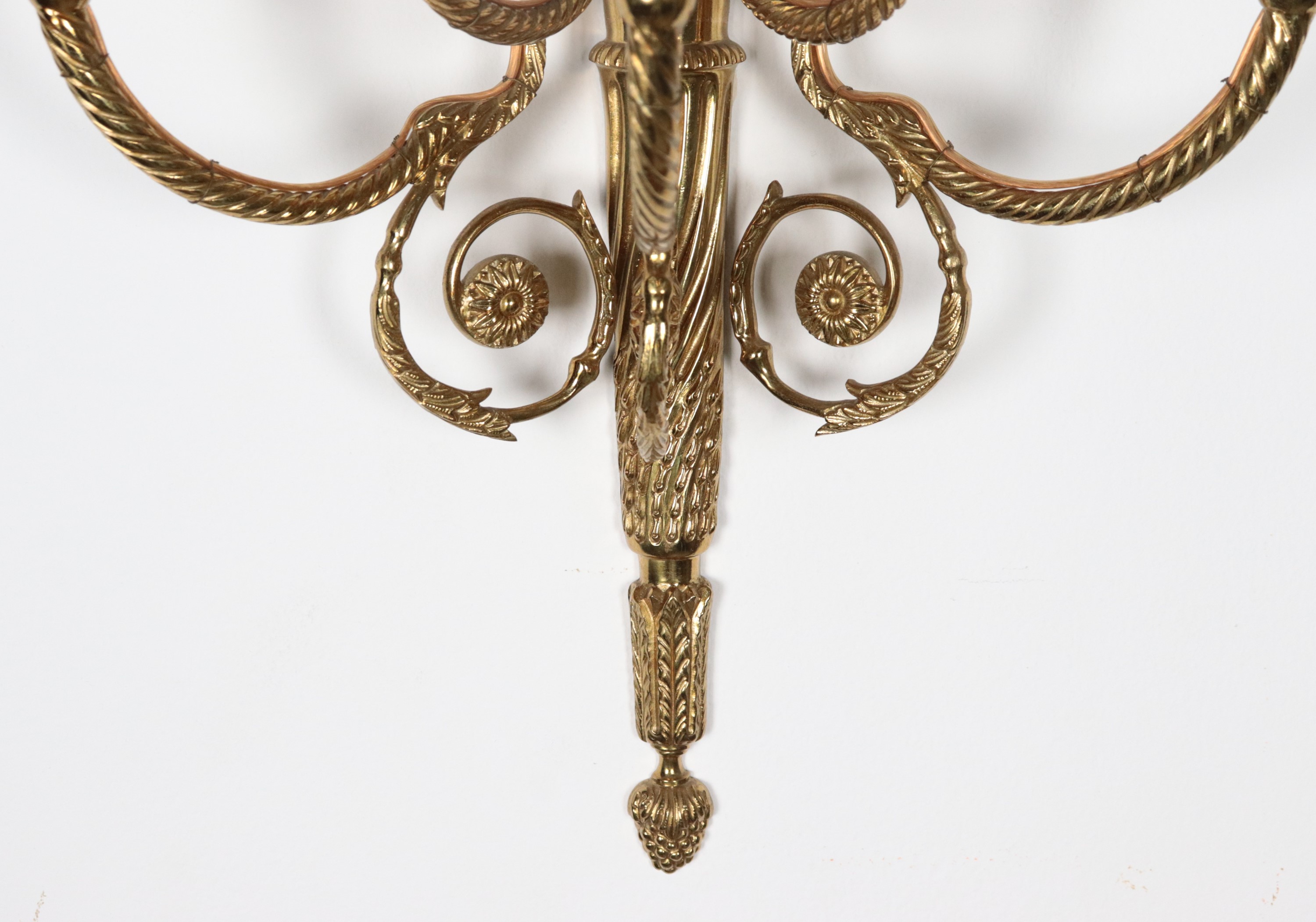 Coppia di appliques francesi in bronzo dorato, sbalzato e cesellato a motivi Luigi XVI, quattro l...