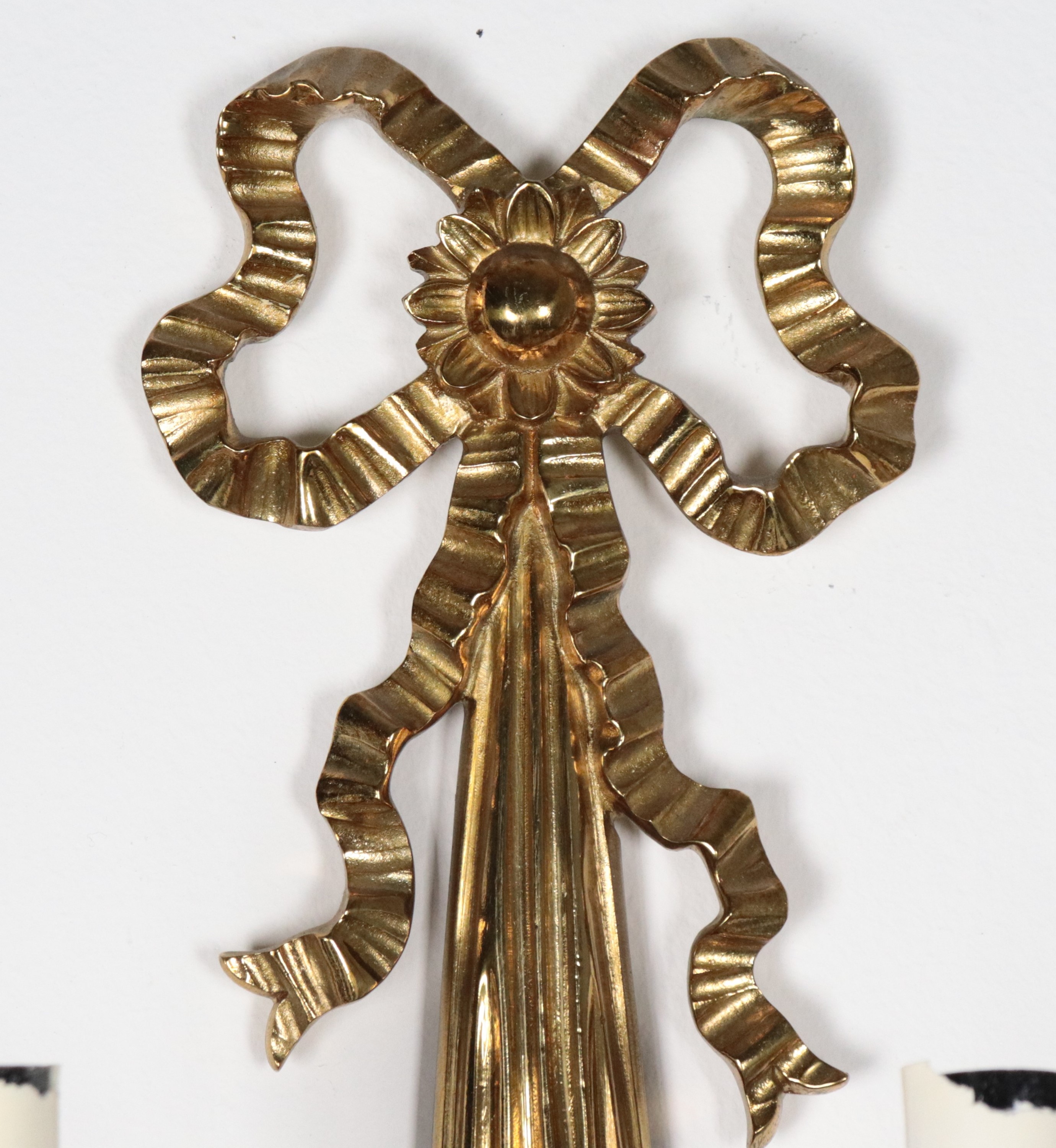 Coppia di appliques francesi in bronzo dorato, sbalzato e cesellato a motivi Luigi XVI, quattro l...