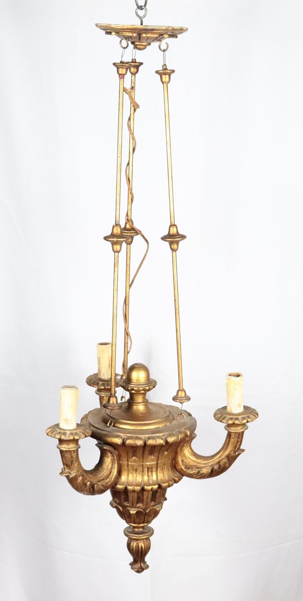 Piccola lanterna da soffitto in legno dorato e intagliato, tre luci