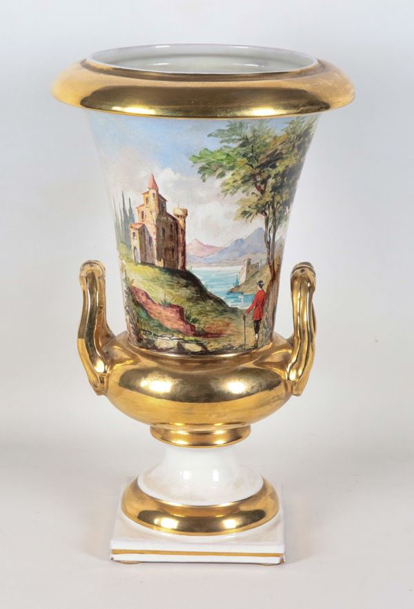 Vaso ad anfora di linea Impero in porcellana bianca e dorata, interamente variopinto a motivi di paesaggi