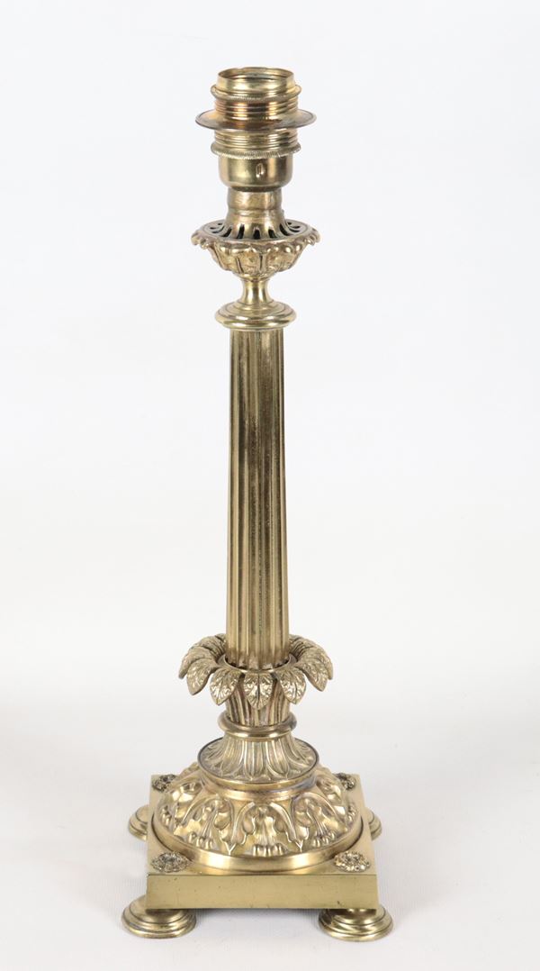 Candeliere in bronzo dorato e sbalzato a motivi Impero