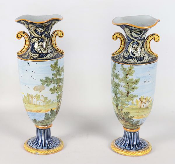 Coppia di vasi in maiolica smaltata di Castelli, interamente variopinti a motivi di paesaggi