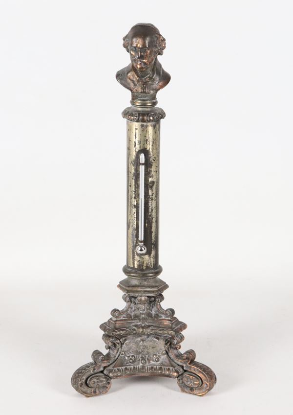 Antica piccola colonna in metallo bronzato e sbalzato, sormontata da piccolo busto di "Nobiluomo"