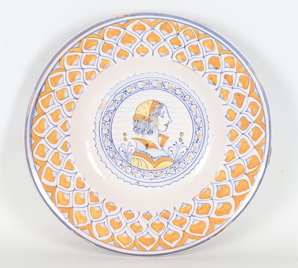 Piatto da muro in maiolica Deruta, al centro medaglione con profilo di dama seicentesca