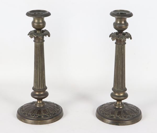 Coppia di antichi candelieri francesi di linea Impero in bronzo patinato