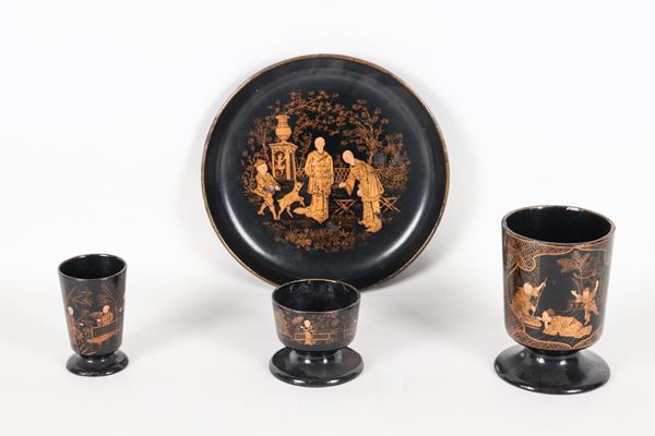 Antico set da servizio cinese in lacca nera, con decorazioni dorate a motivi di scene di vita orientale (4 pz.)