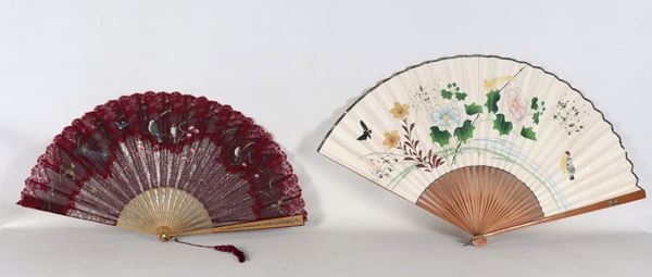 Lotto di due ventagli con decori orientali