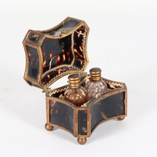 Antico piccolo cofanetto portafromumo con profili dorati, all'interno due bottigliette 