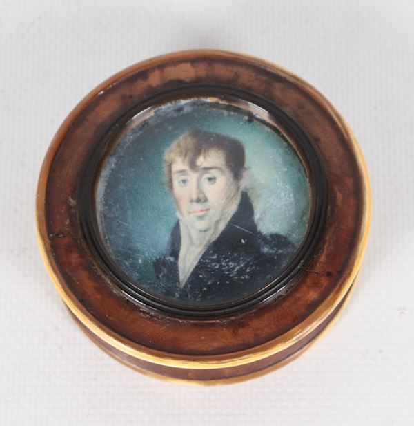 Antica tabacchiera tonda, sul coperchio miniatura dipinta raff.te "Nobiluomo"