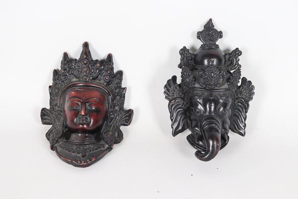 Lotto di due antiche piccole maschere orientali raff.ti "Divinità"