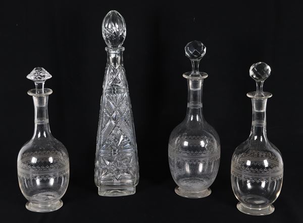 Lotto di quattro bottiglie in vetro e cristallo, sbeccature e difetti