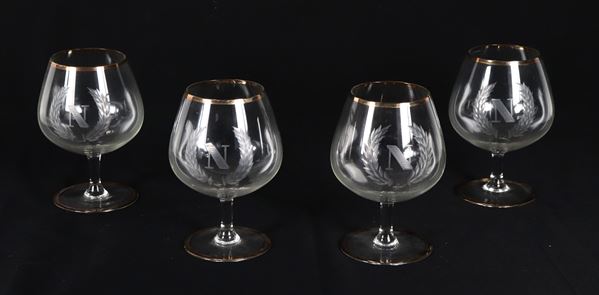 Lotto di quattro bicchieri da cognac "Napoleon" in vetro inciso