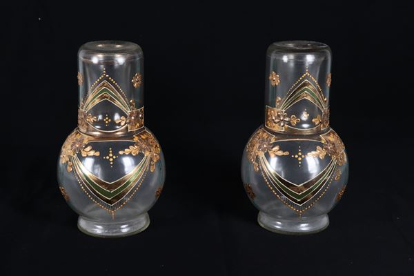 Coppia di bottiglie da notte Liberty in vetro decorato a motivi dorati e smaltati