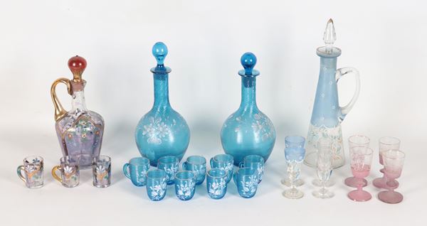 Lotto Liberty di quattro piccole bottiglie da liquore e vari bicchierini in vetro colorato e decorato